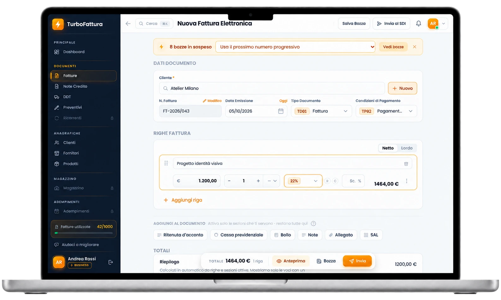 L&rsquo;editor fattura di TurboFattura su MacBook: cliente, righe con IVA, sezioni ritenuta, cassa e bollo, bottone Invia al SDI